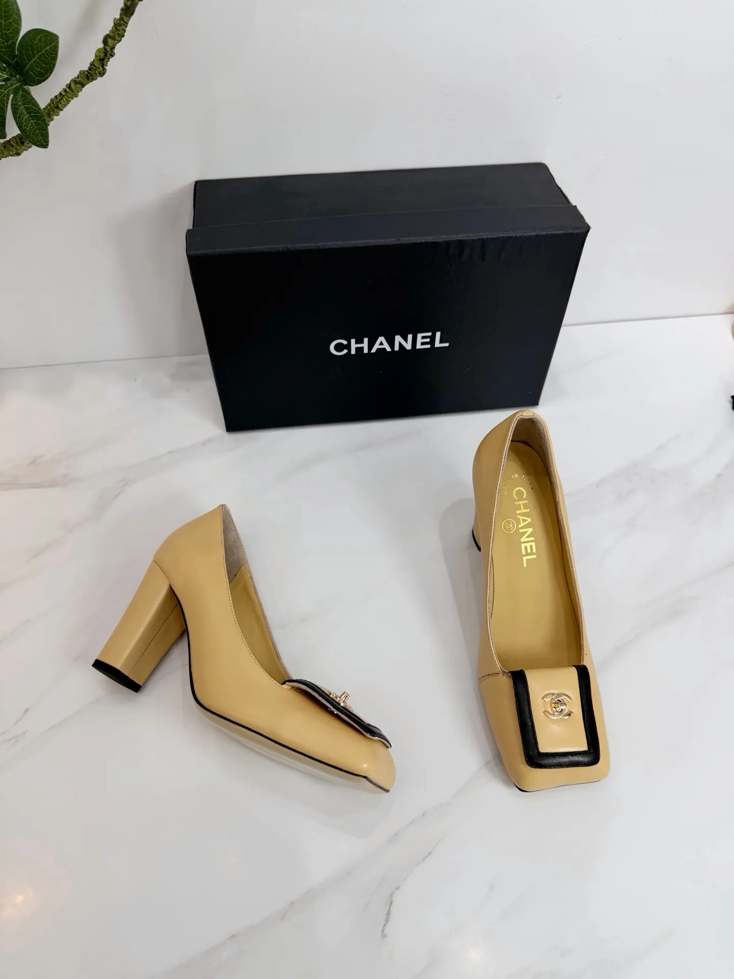 👟👟Ex-factory price 560👟👟 CHANEL 2026 Autumn Martin Boots Single Shoes Sandals Slippers Latest ❤ European Purchasing Agency & Fragrant Grandma’s New Fashion Latest Page 🔛 Small fragrant Martin boots that exude lasting charm ~ The original development supports any comparison in the market 🆚 The so-called smooth and natural lines can restore the original appearance. Many stars have recommended it One of the must-have items in spring. Super comfortable on the feet, really fragrant series... 💝💝💝 1⃣️Fabric: Imported Yangjing 2⃣️Inner: Imported sheepskin 3⃣️Outsole: Imported Italian original original color genuine leather outsole Heel height 8.0 4⃣️Code number: 35 to 39 (customized at 40.41)